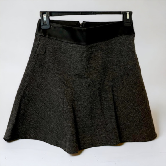 Express grey mini skirt with black faux leather trim Fit and Flare- NWT 6 - Picture 2 of 6